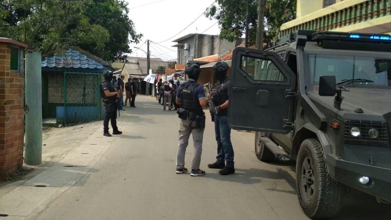 Polisi Sterilisasi Rumah 2 Terduga Teroris, Tidak Ada Bahan Peledak Polisi Sterilisasi Rumah 2 Terduga Teroris, Tidak Ada Bahan Peledak