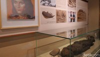 Di museum ini juga ada koleksi mumi. Ada mumi berjuluk Loulan Beauty from Tiebanhe Riverside berumur 1.800 SM. Rekonstruksi wajahnya menunjukan perempuan cantik dengan ras Eropa (Fitraya/detikTravel)