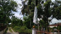 Suasana duka di rumah Ipda Auzar. 