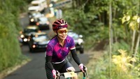Gowes sepeda di tanjakan sudah jadi tantangan yang biasa dihadapi Fitri. (Foto: Instagram/fitri_ismi)