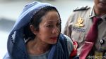 Istri Bupati Bengkulu Selatan, Heni Dirwan Tiba di Gedung KPK
