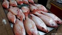 Ini ikan segar yang bisa dibeli pengunjung Geylang Serai Market. Harga yang ditawarkan tentu lebih murah dibanding supermarket. Foto: dok. detikFood