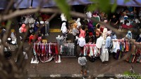 Sebagian besar para PKL menjual pakaian muslim.