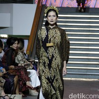 Fashion show koleksi busana Ramadan 2018 Alleira Batik bertema La Splendeur bertempat di Lamoda Cafe, Plaza Indonesia, Jakarta. Rabu [9/5/2018]. Foto: Mohammad Abduh/Wolipop