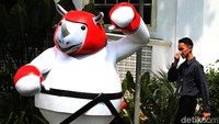 Hal itu terlihat dari pemasangan boneka raksasa yang merupakan maskot dari Asian Games 2018.