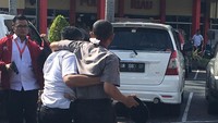 Dua anggota Polda Riau terluka akibat diserang oleh terduga teroris. Keduanya dibawa ke RS Bhayangkara Riau. 
