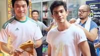 Kalau ini pose Sunny bersiap makan crepe di salah satu restoran. Wih, pria badan kekar kayak Sunny juga suka dessert ya! Foto: Instagram sunny_suwanmethanont
