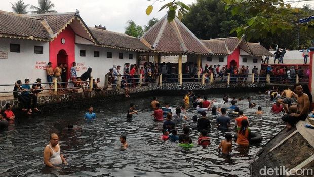 Warga padusan di Umbul Sungsang, Boyolali.