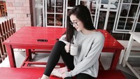 Sluuurp! Ranty asyik menikmati segelas milkshake di tangannya. Mau minum milkshake saja gayanya kayak mau pemotretan. Foto: Instagram