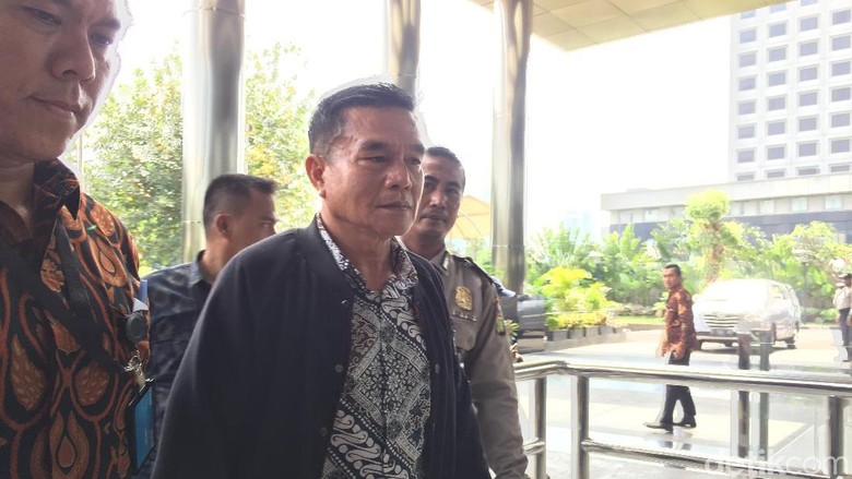 Berjaket Hitam, Bupati Bengkulu Selatan yang Kena OTT Tiba di KPK Berjaket Hitam, Bupati Bengkulu Selatan yang Kena OTT Tiba di KPK