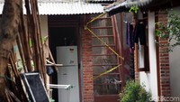 Garis polisi juga sudah dipasang di depan pintu rumah tersebut.
