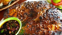 Ukuran ikan guramenya cukup besar. Dengan paduan bumbu cokelat dan sambal kecap rawit, gurame bakar yang satu ini memang cocok dipadu dengan nasi putih hangat. Foto: Instagram @rosaleini