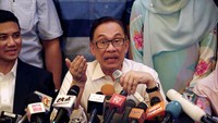 Anwar Ibrahim menyebut fajar baru yang muncul bagi Malaysia, setelah dirinya mendapat pengampunan penuh dan dibebaskan dari segala tuduhan. Diketahui bahwa Anwar pernah dicopot dari jabatan Wakil PM Malaysia dan dijebloskan ke penjara oleh Mahathir di pemerintahannya terdahulu. Namun, cita-cita yang sama untuk membongkar skandal kontroversial yang melibatkan perdana menteri Malaysia sebelumnya dan keinginan untuk membangun Malaysia keduanya sepakat menjalin koalisi setelah mengakhiri konflik yang berlangsung bertahun-tahun. Lai Seng Sin/Reuters.