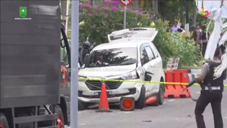 Wartawan tvOne Ditabrak Terduga Teroris di Polda Riau Wartawan tvOne Ditabrak Terduga Teroris di Polda Riau