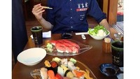 Pria blasteran Thailand ternyata doyan sushi. Lihat aja tuh dua platter sushi di hadapan Sunny. Sepertinya semua siap dilahap! Foto: Instagram sunny_suwanmethanont