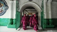 Sejumlah warga berziarah ke Makam Habib Hasan Al Haddad (Mbah Priok), Tanjung Priok, Jakarta Utara, Rabu (16/5).