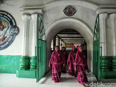 Jelang Ramadan, Warga Ziarah ke Makam Mbah Priok