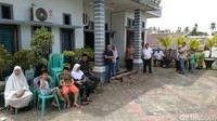 Keluarga bersiap menyambut jenazah Ipda Auzar yang tewas ditabrak teroris. 