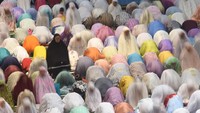 Suasana di shaf jamaah wanita saat salat Tarawih pertama bulan Ramadan di Masjid Al Akbar, Surabaya, Jawa Timur, Rabu (16/5). M Risyal Hidayat/ANTARA FOTO