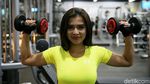 Foto: Sehari Bersama Maria Vania Presenter Cantik yang Suka Olahraga