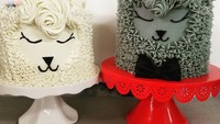 Aiih sweet banget! Kue bertema llama ini seperti couple. Si cewek berwarna putih, sementara cowoknya berwarna abu-abu dan berdasi kupu-kupu. Foto: Instagram