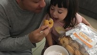 Bersama dengan Papa Gading, Gempita terlihat sedang ingin melahap donat gula. Duh jadi pengen nih! Foto: Instagram @gadiiing