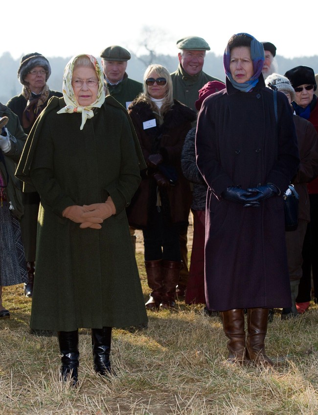 Saat itu ia mengenakan scarf motif bernuansa kuning dipadukan dengan long coat berwarna hijau. Ia mengikat scarf di bawah dagu, seperti gaya klasik para wanita Eropa. Foto: Getty Images