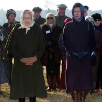 Saat itu ia mengenakan scarf motif bernuansa kuning dipadukan dengan long coat berwarna hijau. Ia mengikat scarf di bawah dagu, seperti gaya klasik para wanita Eropa. Foto: Getty Images