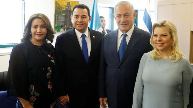 PM Israel Benjamin Netanyahu dan Presiden Guatemala Jimmy Morales bersama istri masing-masing saat menghadiri pembukaan kedutaan Guatemala di Yerusalem