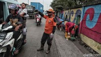 Beberapa petugas PPSU juga mengatur lalin di lokasi pengecatan agar tidak mengganggu pengendara yang melintas.