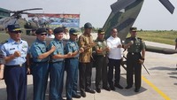 Foto bersama di dengan latar belakang helikopter serang AH-64E Apache. Kabidpenum Puspen TNI, Kolonel Sus Taibur Rahman.