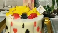 Bukan hanya kue, uang juga bisa disisipkan pada puding. Namanya Pudding Uang Kekinian buatan @momspudding. Foto: Istimewa