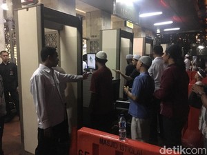 Warga yang Mau Masuk Istiqlal Harus Lewati Metal Detector