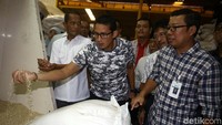Wakil Gubernur DKI Jakarta Sandiaga Uno dengan Direktur Utama PT Food Station Tjipinang (FST) Arief Prasetyo mengunjungi gudang beras di PT Food Station Tjipinang, Cipinang, Jakarta Timur, Rabu (16/5/2017).