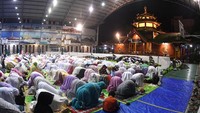 Beginilah suasana ratusan umat Islam melaksanakan salat Tarawih perdana di Masjid Cheng Hoo, Surabaya, Jawa Timur, Rabu (16/5) malam. Zabur Karuru/ANTARA FOTO