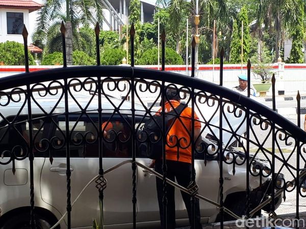 Foto: Mobil Terduga Teroris Penyerang Polda Riau Diperiksa
