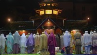 Dengan latar bangunan bernuansa tionghoa, pemandangan di Masjid Cheng Hoo semakin kental akan keberagaman dan kebersamaan Islam dan Tionghoa. Zabur Karuru/ANTARA FOTO