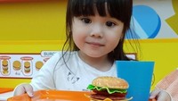 Kalau yang ini sih bukan burger beneran. Meskipun ini adalah burger mainan, akan tetapi Gempi dengan mahir menyusunnya jadi tumpukan burger yang yummy. Foto: Instagram @gadiiing