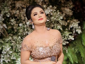Gaunnya Lebih Megah dari Pengantin, Gaya Krisdayanti Jadi Kontroversi