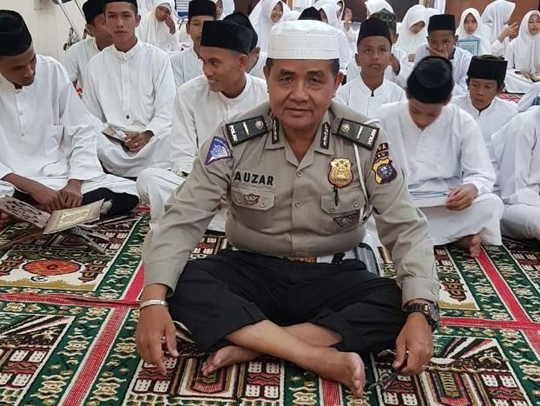 Ipda Auzar yang Gugur Ditabrak Teroris Adalah Guru Ngaji Ipda Auzar yang Gugur Ditabrak Teroris Adalah Guru Ngaji