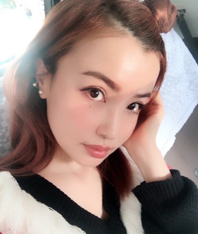 Meskipun hampir memasuki usia 50 tahun, wajah Hirako tetap mulus, bahkan tak terlihat adanya kerutan. Foto: Instagram