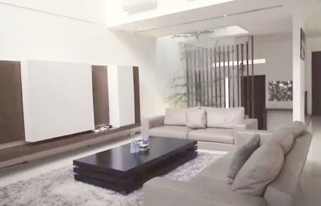 Ruang tamu atau ruang keluarga juga ditata minimalis. Agar tidak terlihat membosankan, Raditya Dika menambahkan tekstur menggunakan karpet aksen bulu. Sementara furnitur dipilih desain yang clean. Foto: Youtube