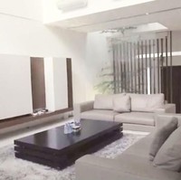Ruang tamu atau ruang keluarga juga ditata minimalis. Agar tidak terlihat membosankan, Raditya Dika menambahkan tekstur menggunakan karpet aksen bulu. Sementara furnitur dipilih desain yang clean. Foto: Youtube