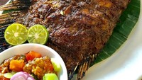 Gaya membakarnya memang agak berbeda. Ikan gurame yang dibakar dengan lumuran bumbu kuning makin pas disantap dengan sambal rawit yang nikmat dan pedas. Jangan lupa beri perasan jeruk agar segar. Foto: Instagram @yellowbabymilo