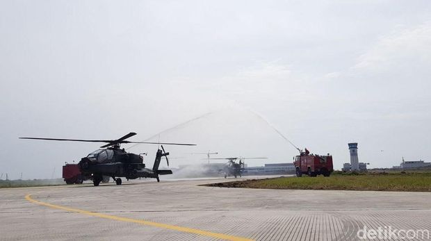 Penyerahan helikopter Apache AH 64E kepada TNI di Semarang.