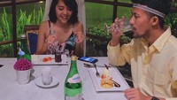 Lala sedang dinner bersama siapa ya? Duh dessert yang ada dihadapan mereka terlihat sangat sedap. Mau?Foto: Instagram @lalakarmela