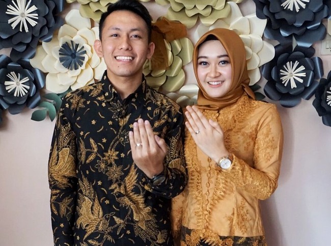 Begitupun saat hari-hari spesialnya. Saat lamaran, Ellen memakai kebaya modern yang simple dipadukan dengan hijab segi empat berbahan satin. Foto: Instagram/ellennitaa