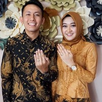 Begitupun saat hari-hari spesialnya. Saat lamaran, Ellen memakai kebaya modern yang simple dipadukan dengan hijab segi empat berbahan satin. Foto: Instagram/ellennitaa