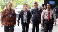 Malam tadi, KPK menyebut mengamankan 4 orang di wilayah Bengkulu. Mereka lebih dulu diperiksa di Polda Bengkulu sebelum diterbangkan ke Jakarta.