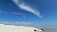 Pasir putih bersih menjadikannya makin menarik untuk disinggahi (Pulo Cinta Eco Resort/Facebook)